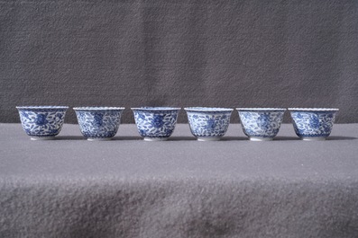 Zes Chinese blauwwitte koppen en schotels met floraal decor, Kangxi